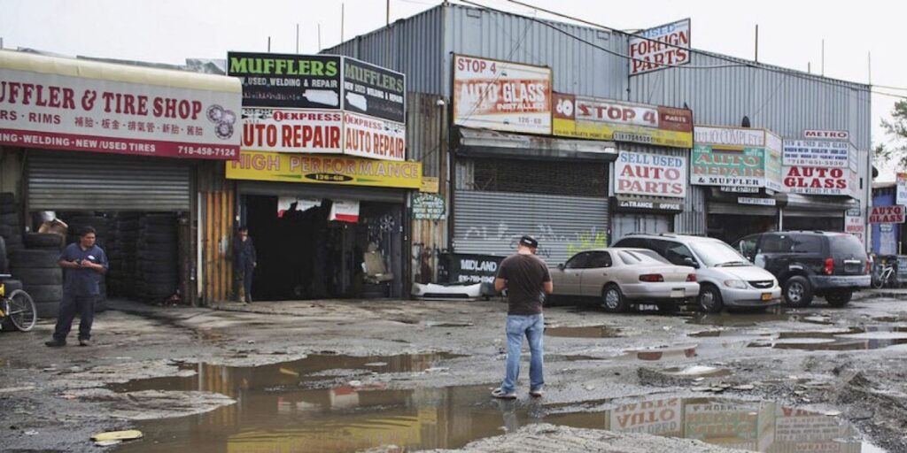 Sample of an auto shop signage with exterior of a automotive shop